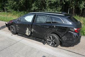 Beschädigter Toyota auf dem Seitenstreifen