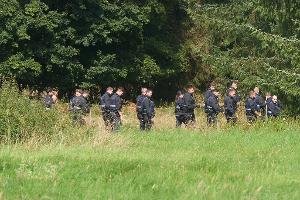 Die Polizei sucht in der Nähe des Leichenfundorts nach Spuren, die mit der Tat zu tun haben könnten.