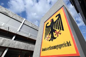 Der Karlsruher Senat hat eine Klage gegen Befugnisse der Ermittlungsbehörden unter die Lupe genommen. (Archivbild)