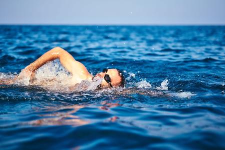 Aufs offene Meer hinausschwimmen