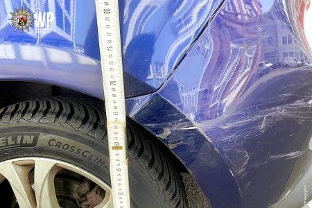 Der Mazda wurde im hinteren Bereich auf der Fahrerseite beschädigt. Wer hat etwas beobachtet und kann Hinweise geben?