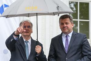 Ministerpräsident Reiner Haseloff (CDU) und Wirtschaftsminister Sven Schulze (CDU). (Archivbild)