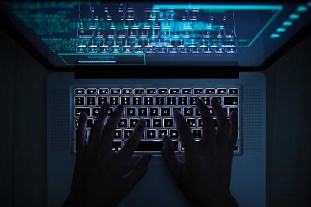 Das Bundesverfassungsgericht hat eine Klage gegen Befugnisse der Strafverfolgungsbehörden zur Online-Durchsuchung geprüft. (Symbolbild)