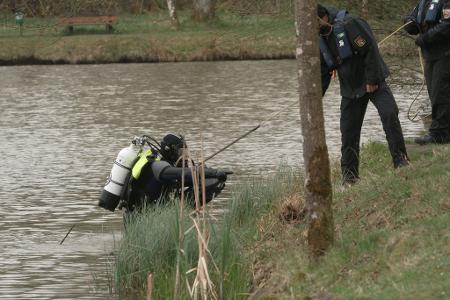 Während der großangelegten Suche kamen auch Taucher zum Einsatz. (Archivbild)