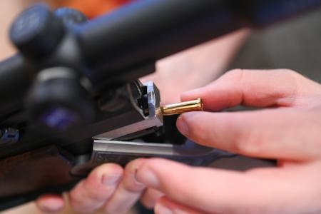 Bei einem 60-jährigen Mann in Lübtheen hat die Polizei nach eigenen Angaben Waffen und Sprengstoff sichergestellt. (Symbolbild)
