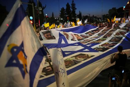 Angehörige und Unterstützer israelischer Geiseln demonstrieren vor dem Büro des Ministerpräsidenten in Jerusalem für deren Freilassung und ein Ende des Krieges.