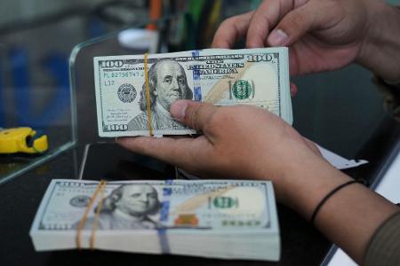 Ein Angestellter zählt US-Dollar-Noten in einer Wechselstube.