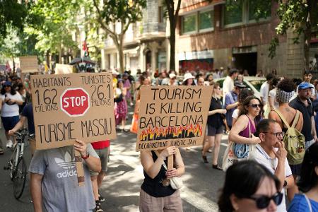 Barcelona will zum Beispiel bis Ende 2028 die Vermietung von Ferienwohnungen komplett abschaffen. (Archivbild)