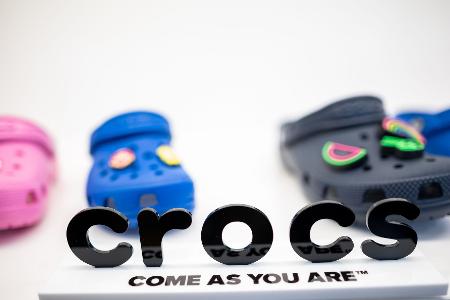 Die Crocs-Macher verschreckten die Anleger mit der Aussicht auf einen Umsatzrückgang. (Archivbild)