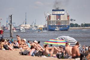 Trotz vieler Strände in Hamburg gibt es an der Elbe keine Badestelle - die CDU will das ändern (Archivbild).