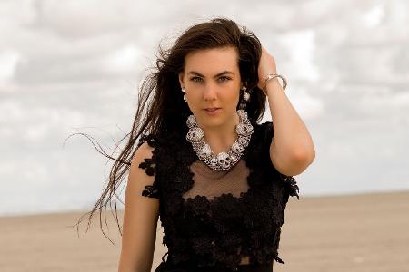 Schön am Strand und auf der Bühne: Elize Ryd