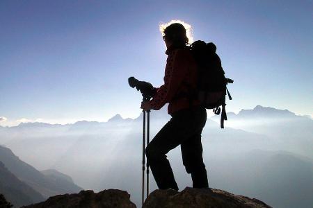 Gleißendes Sonnenlicht: Gerade beim Wandern und in der Höhe wird spezielle UV-Schutzkleidung auch Erwachsenen empfohlen.
