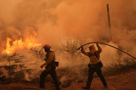 Feuerwehrleute kämpfen gegen das Canyon Fire bei Hasley-Canyon.