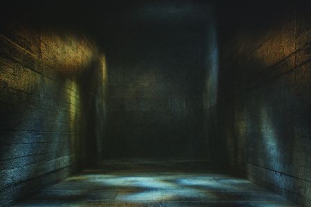 Dunkles Kellergewölbe mit gruseligem Lichtspiel