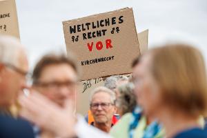 Die Demonstranten kritisierten die Haltung des katholischen Krankenhausträgers.