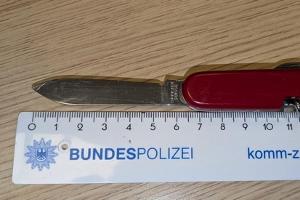 Sichergestelltes Taschenmesser nach gemeinsamer Kontrolle von Landes- und Bundespolizei am Bahnhof PI
Foto Bundespolizei