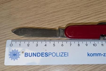 Sichergestelltes Taschenmesser nach gemeinsamer Kontrolle von Landes- und Bundespolizei am Bahnhof PI
Foto Bundespolizei Sichergestelltes Taschenmesser nach gemeinsamer Kontrolle von Landes- und Bundespolizei am Bahnhof PI
Foto Bundespolizei