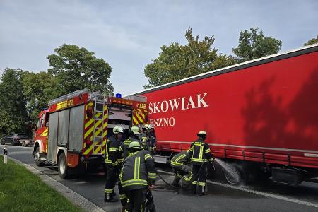 Der gemeldete LKW-Brand stellte sich als heiß gelaufene Bremsen und einen Reifenplatzer dar.