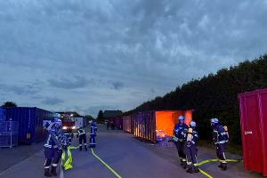Der Inhalt eines Seefrachtcontainers stand in Flammen.
