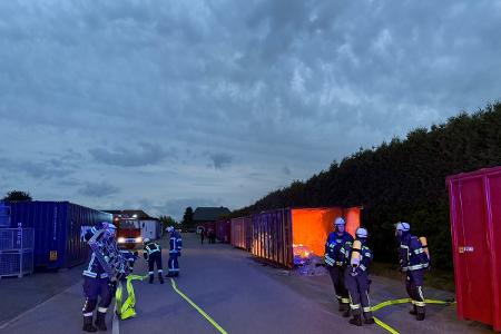 Der Inhalt eines Seefrachtcontainers stand in Flammen.