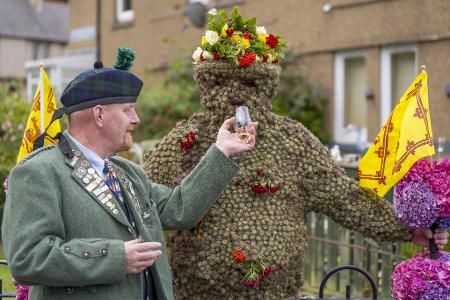 In Kletten gehüllt zieht Andrew Taylor als „Burryman“ durch eine Stadt bei Edinburgh. Bei dem jahrhundertealten Ritual teilt er Whisky, sammelt Spenden für wohltätige Zwecke – und soll Glück bringen.