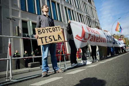 Im laufenden Jahr hat es immer wieder Proteste gegen Tesla wegen der politischen Aktivitäten seines Chefs Elon Musk gegeben. (Archivbild) 