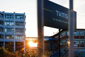 TKMS wird von Thyssenkrupp abgespalten und geht an die Börse. Thyssenkrupp behält mit 51 Prozent aber die Mehrheit. 