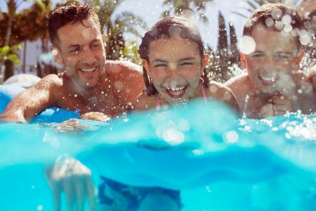 Eklig! Das steckt hinter dem starken Chlor-Geruch im Freibad