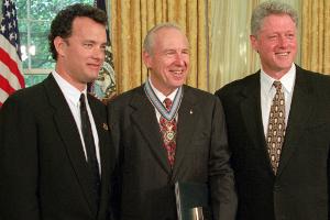 Schauspieler Tom Hanks (l), Jim Lovell (M) und der damalige US-Präsident Bill Clinton im Oval Office des Weißen Hauses im Juli 1995. (Archivbild)