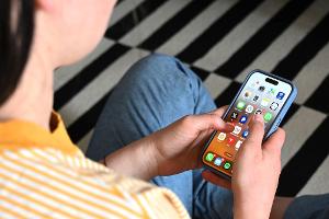 Eltern wollen laut einer neuen Umfrage ein Handy-Verbot an Schulen. (Symbolbild)