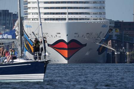 Das Kreuzfahrtschiff "Aidanova" und weitere Kreuzfahrtschiffe liegen in der Kieler Förde an den Kreuzfahrtterminals.