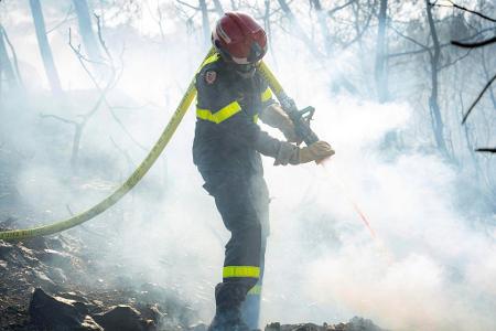 Schon seit Tagen kämpft die Feuerwehr gegen den Waldbrand in Südfrankreich.