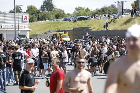 Tausende Menschen haben sich laut Polizei in und um Altschauerberg in Mittelfranken versammelt - sogenannte Hater des Youtubers 