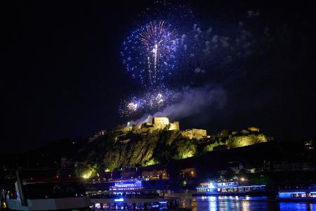 Das Abschlussfeuerwerk von „Rhein in Flammen“ wird auf der Festung Ehrenbereitstein hoch über dem Zusammenfluss von Rhein und Mosel abgeschossen.