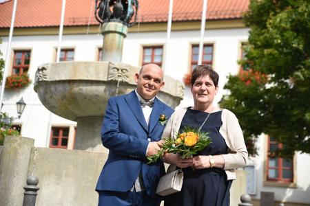 Kathrin Pollnow und Klaus-Dieter Rose stehen vor dem Standesamt in Oschersleben (Sachsen-Anhalt). Kathrin Pollnow und Klaus-Dieter Rose stehen vor dem Standesamt in Oschersleben (Sachsen-Anhalt).