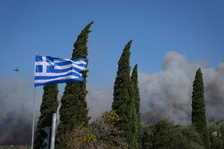 Die Behörden prüfen weiter die Ursachen der Feuer. In einer Ortschaft nahe Athen vermutet der Bürgermeister Brandstiftung. 
