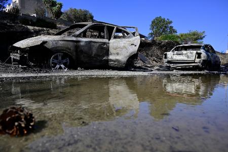 Ausgebrannte Autos in dem Dorf südöstlich von Athen. 