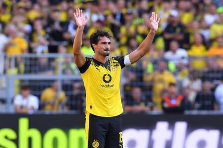 Mats Hummels verabschiedet sich - Borussia Dortmund hat Mats Hummels im Rahmen seiner Saisoneröffnung ein letztes Mal in Schwarz-Gelb auf den Platz geschickt. Beim BVB-Härtetest gegen Juventus Turin (1:2) durfte der Innenverteidiger von Beginn an ran und sogar die Kapitänsbinde tragen. Hier kommen die besten Bilder vom Hummels-Abschied: