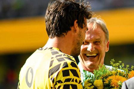 Geschäftsführer Hans-Joachim Watzke überreicht der BVB-Legende vor der Partie einen Blumenstrauß.