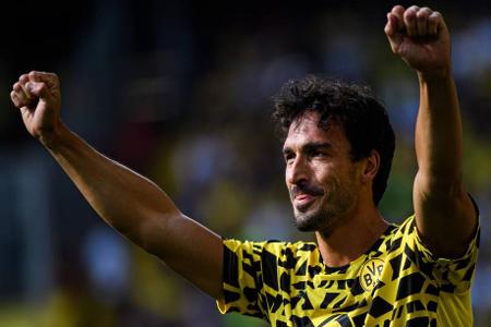 Schon beim Warmmachen wird Hummels im ausverkauften Stadion von den Fans gefeiert.