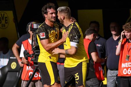Wenige Minuten später folgt der große Moment: Unter großem Applaus von Fans, Mitspielern und dem Gegner aus Italien verlässt Mats Hummels zum letzten Mal den Platz im Signal Iduna Park. Für ihn kommt Niklas Süle in die Partie, der kurz vor der Halbzeit verletzungsbedingt wieder ausgewechselt werden muss.