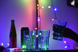 Ausgelassen feiern, und dann das: nach einem Schluck aus dem Glas plötzliche Bewusstlosigkeit. Dann können K.-o.-Tropfen im Spiel sein.