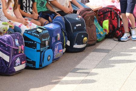 Ranzen packen, Bücher stemmen: Es geht wieder los für Tausende Schüler in Deutschland. 