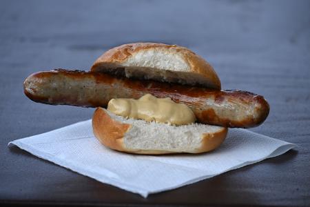 Wann und wo gab es die erste Bratwurst? Eine Urkunde könnte darüber Aufschluss geben. (Archivbild) Wann und wo gab es die erste Bratwurst? Eine Urkunde könnte darüber Aufschluss geben. (Archivbild)
