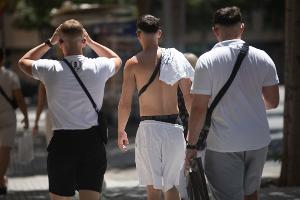 Angesagt bei jungen Männern: das klassische weiße T-Shirt. Aber auch: zeigen, was man hat. Blanke Brust? Tattoos? Waschbrettbauch? (Archivbild)