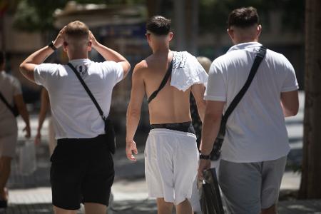 Angesagt bei jungen Männern: das klassische weiße T-Shirt. Aber auch: zeigen, was man hat. Blanke Brust? Tattoos? Waschbrettbauch? (Archivbild) Angesagt bei jungen Männern: das klassische weiße T-Shirt. Aber auch: zeigen, was man hat. Blanke Brust? Tattoos? Waschbrettbauch? (Archivbild)
