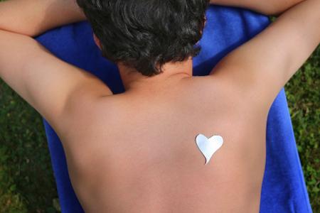 Bei diesem Trend sehen Hautärzte rot: Junge Leute legen sich derzeit Schablonen auf die Haut - und lassen sich dann absichtlich von der Sonne verbrennen. Gewünschtes Ergebnis: ein zeitlich befristetes Tattoo. Tatsächliches Ergebnis: ein Sonnenbrand.