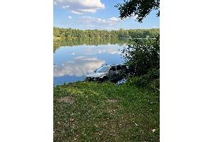 Zwei Männer beschuldigten sich gegenseitig, das Auto in den Teich gefahren zu haben.