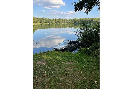 Zwei Männer beschuldigten sich gegenseitig, das Auto in den Teich gefahren zu haben.