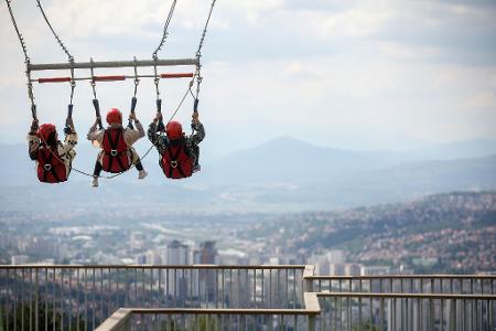 Hoch über Sarajewo - Touristen auf der Riesenschaukel